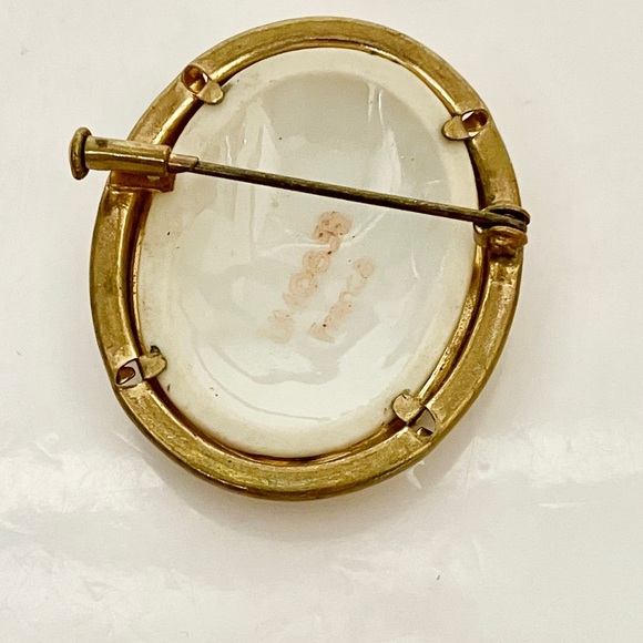 Antique brooch signed Limoges cameo brooch courting scene. Hand painted Watteau - Picture 2 of 2